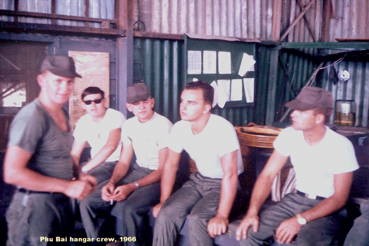 Dennis Currie photo: 220th Avn Co crews and mechanics, Phu Bai, 1966